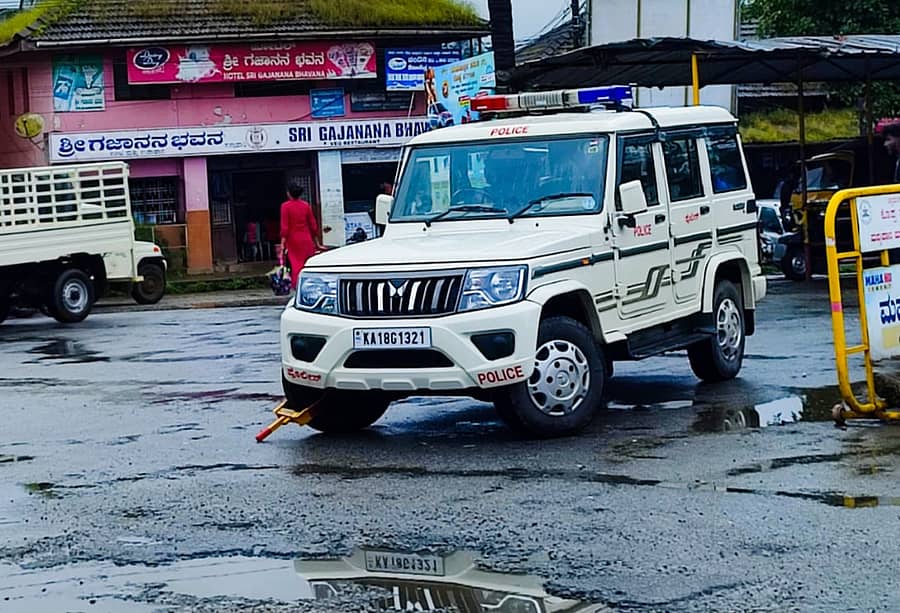 ಕೊಪ್ಪದಲ್ಲಿ ನಿಷೇಧಿತ ವಾಹನ ನಿಲುಗಡೆ ಸ್ಥಳದಲ್ಲಿ ನಿಲ್ಲಿಸಿದ್ದ ಪೊಲೀಸ್ ಜೀಪ್‌ಗೆ ಲಾಕ್ ಅಳವಡಿಸಿರುವುದು