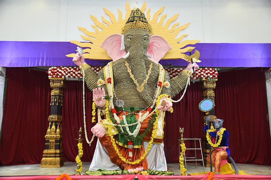 ದಾವಣಗೆರೆಯ ಎಂಸಿಸಿ ‘ಎ’ ಬ್ಲಾಕ್‌ನ ತೊಗಟವೀರ ಕಲ್ಯಾಣ ಮಂಟಪದಲ್ಲಿ ಪ್ರತಿಷ್ಠಾಪಿಸಿದ ಘಂಟೆಯ ಗಣೇಶ