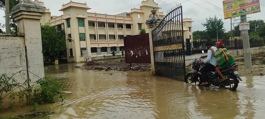 ಜೇವರ್ಗಿ ಪಟ್ಟಣದ ತಹಶೀಲ್ದಾರ್‌ ಕಚೇರಿ ಆವರಣ ಜಲಾವೃತಗೊಂಡಿರುವುದು
