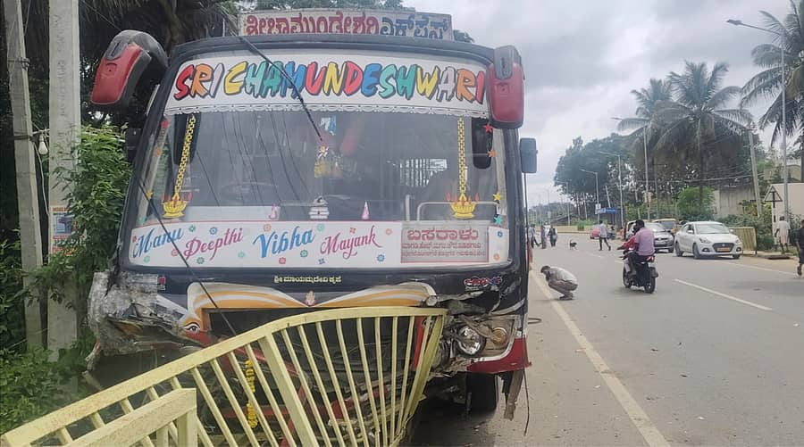 ಮಾಗಡಿ ತಾಲ್ಲೂಕಿನ ಹನುಮಂತಪುರ ಗೇಟ್ ಬಳಿ ಟೈರ್ ಸ್ಫೋಟಗೊಂಡು ರಸ್ತೆ ಬದಿ ಡಿವೈಡರ್‌ಗೆ ಗುದ್ದಿರುವ ಖಾಸಗಿ ಬಸ್ 