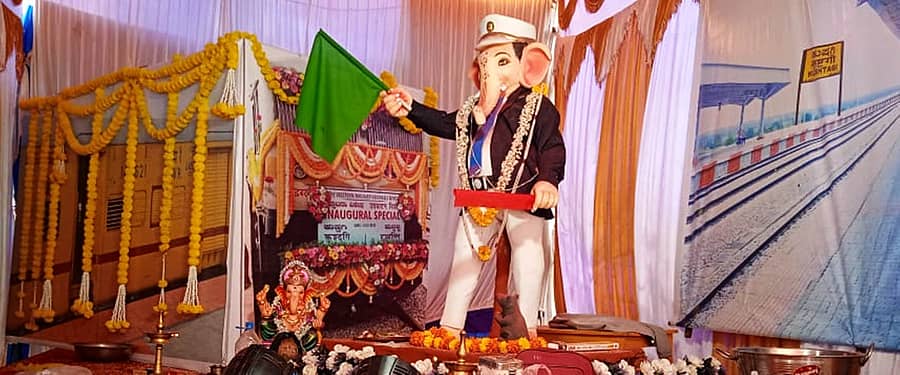 ಕುಷ್ಟಗಿ ರೈಲು ನಿಲ್ದಾಣದ ಮಾದರಿ ಪರಿಕಲ್ಪನೆಯಲ್ಲಿ ಮೂಡಿ ಬಂದಿರುವ ಹಳೆ ಬಜಾರ ಸಮಿತಿ ಸ್ಟೇಶನ್ ಮಾಸ್ಟರ್ ಗಣೇಶ ಮೂರ್ತಿ
