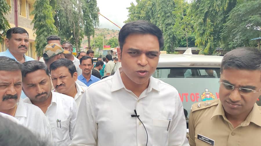 ಶಹಾಪುರ ನಗರದ ಸರ್ಕಾರಿ ಆಸ್ಪತ್ರೆಗೆ ಗುರುವಾರ ಜಿಲ್ಲಾಧಿಕಾರಿ ಹರ್ಷಲ್ ಭೋಯರ್ ಭೇಟಿ ನೀಡಿದರು. ಎಸ್‌ಪಿ ಪೃಥ್ವಿಕ್ ಶಂಕರ ಉಪಸ್ಥಿತರಿದ್ದರು