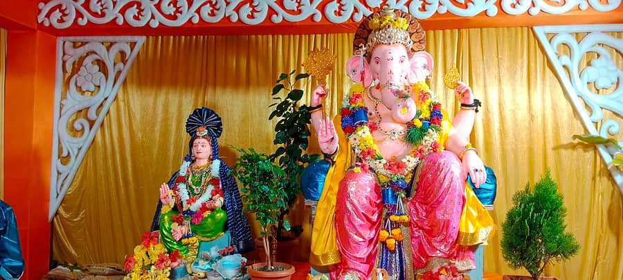 ಹೊನ್ನಾಳಿ ಪಟ್ಟಣದ ಪೇಟೆ ಹಳದಮ್ಮ ದೇವಸ್ಥಾನದಲ್ಲಿ ಗೌರಿ ಹಾಗೂ ಬೃಹತ್ ಗಾತ್ರದ ಗಣೇಶನ ಮೂರ್ತಿಯನ್ನು ಪ್ರತಿಷ್ಠಾಪಿಸಿರುವುದು