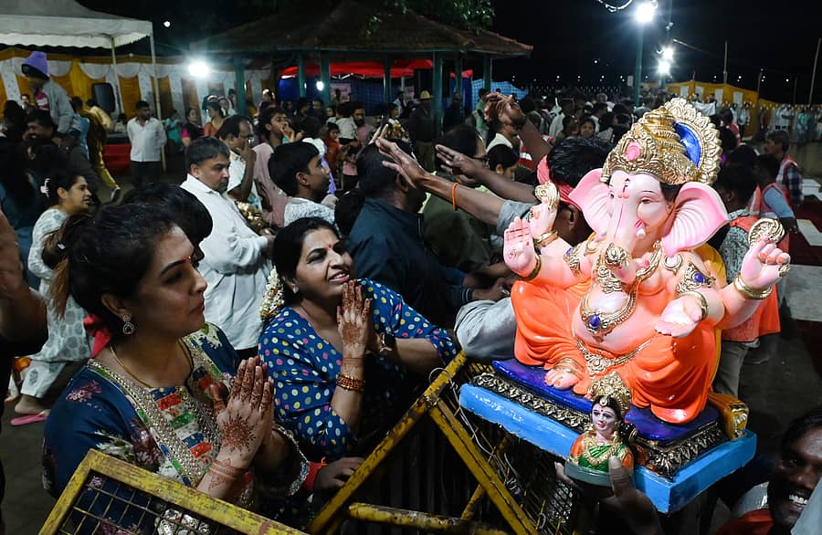 ನಗರದಲ್ಲಿ ಬುಧವಾರ ಗೌರಿ–ಗಣೇಶ ಹಬ್ಬ ಆಚರಿಸಿ ಗಣೇಶನ ಮೂರ್ತಿಗಳನ್ನು ಸ್ಯಾಂಕಿ ಟ್ಯಾಂಕಿಯಲ್ಲಿ ವಿಸರ್ಜಿಸಲಾಯಿತು. ಪ್ರಜಾವಾಣಿ ಚಿತ್ರ: ಕಿಶೋರ್ ಕುಮಾರ್ ಬೋಳಾರ್