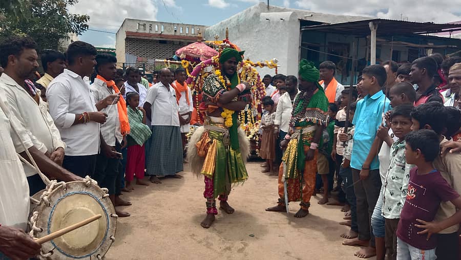 ಯಲಬುರ್ಗಾ ತಾಲ್ಲೂಕು ಮುಧೋಳ ಗ್ರಾಮದ ಶರಣಬಸವೇಶ್ವರ ಪುರಾಣ ಮುಕ್ತಾಯ ಕಾರ್ಯಕ್ರಮದಲ್ಲಿ ಪಲ್ಲಕ್ಕಿ ಮೆರವಣಿಗೆಯ ಸಂದರ್ಭದಲ್ಲಿ ಪುರವಂತರು ಒಡಪುಗಳನ್ನು ಬಿಡಿಸಿದರು