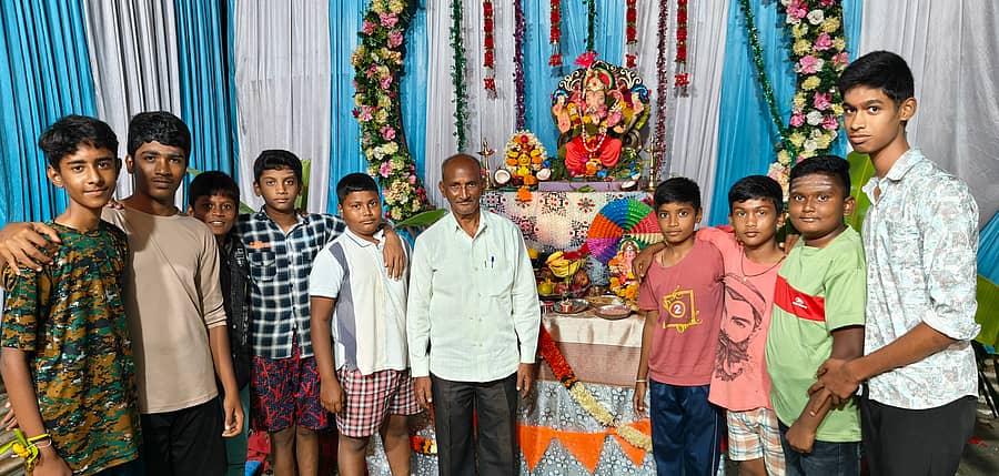 ಹಾವೇರಿಯ ಸಿದ್ದಾರೂಢ ಕಾಲೊನಿಯಲ್ಲಿ ಪ್ರತಿಷ್ಠಾಪಿಸಲಾದ ಗಣಪತಿ ಮೂರ್ತಿ ಜೊತೆಗೆ ಮಕ್ಕಳ ತಂಡ 