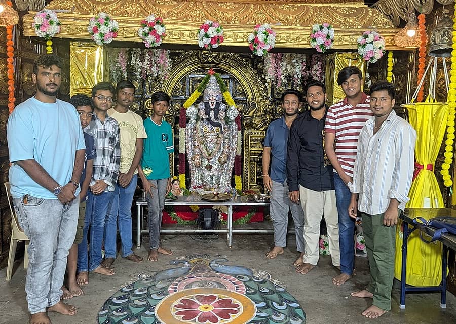 ಹೊಳೆನರಸೀಪುರ ಆರ್ಯವೈಶ್ಯ ಯುವ ಬ್ರಿಗೇಡ್‍ನ ಯುವಕರು ಕೊನೇರಿ ರಾಮಶೆಟ್ಟರ ಛತ್ರದಲ್ಲಿ ಗಣೇಶ ಚತುರ್ಥಿ ದಿನವಾದ ಬುಧವಾರ ತಿರುಪತಿ ಬಾಲಾಜಿ ಅವತಾರದ ಹರಳಿನ ಗಣೇಶನನ್ನು ಪ್ರತಿಷ್ಠಾಪಿಸಿದ್ದು, ನೋಡುಗರನ್ನು ಆಕರ್ಷಿಸುತ್ತಿದೆ