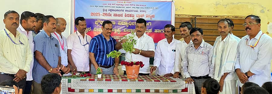 ಲಕ್ಷ್ಮೇಶ್ವರ ತಾಲ್ಲೂಕು ಹುಲ್ಲೂರು ಗ್ರಾಮದ ಸರ್ಕಾರಿ ಪ್ರೌಢ ಶಾಲೆಯಲ್ಲಿ ಮಂಗಳವಾರ ನಡೆದ ತಾಲ್ಲೂಕು ಮಟ್ಟದ ವಿಜ್ಞಾನಗೋಷ್ಠಿ ಹಾಗೂ ನಾಟಕ ಸ್ಪರ್ಧೆಯನ್ನು ಬಿಇಒ ಎಚ್.ಎನ್. ನಾಯಕ ಉದ್ಘಾಟಿಸಿದರು