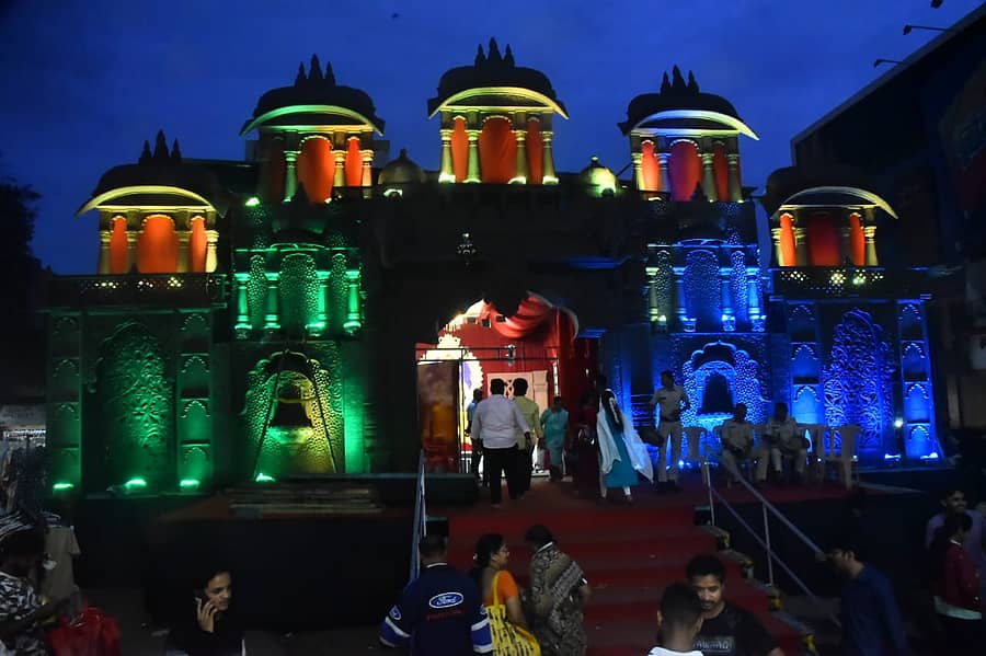 ಹುಬ್ಬಳ್ಳಿಯ ದುರ್ಗದಬೈಲ್‌ನಲ್ಲಿ ನಿರ್ಮಿಸಿರುವ ಗಣೇಶ ಪೆಂಡಾಲ್‌ ಗುರುವಾರ ಸಂಜೆ ಬಣ್ಣ ಬಣ್ಣದ ವಿದ್ಯುದ್ದೀಪಾಲಂಕಾರದಿಂದ ಕಂಗೊಳಿಸಿತು  ಪ್ರಜಾವಾಣಿ ಚಿತ್ರಗಳು: ಗೋವಿಂದರಾಜ ಜವಳಿ