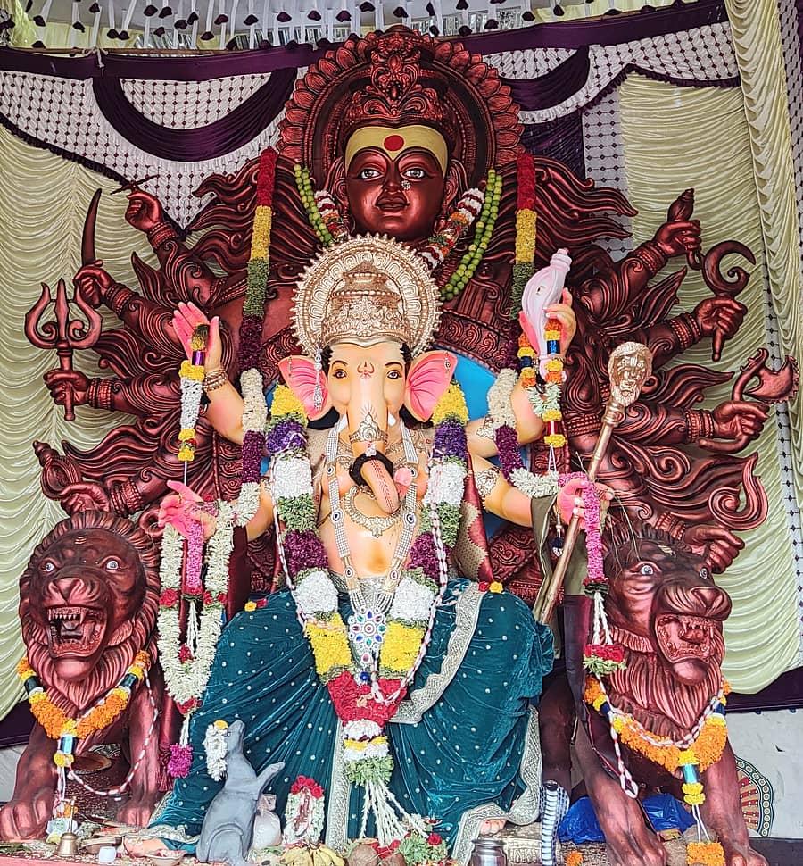 ಕಂಪ್ಲಿಯ ಡಾ. ಅಂಬೇಡ್ಕರ್ ವೃತ್ತದ ಬಳಿ ಲಯನ್ಸ್ ಗ್ರೂಪ್‌ನವರು ಕಾಳಿಮಾತಾ ಗಣಪತಿ ಪ್ರತಿಷ್ಠಾಪಿಸಿದ್ದಾರೆ