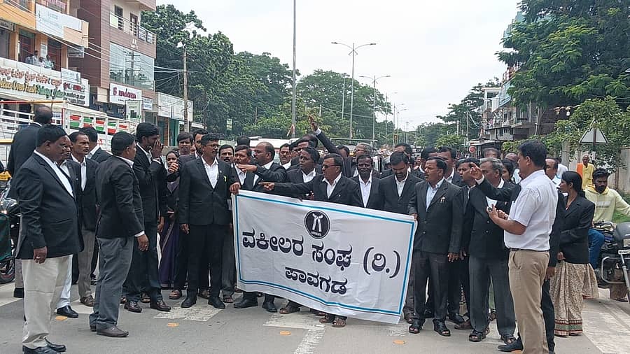 ಪಾವಗಡದಲ್ಲಿ ಗುರುವಾರ ವಕೀಲ ಸುಧಾಕರ್ ಮೇಲೆ ಹಲ್ಲೆ ನಡೆಸಿರುವುದನ್ನು ಖಂಡಿಸಿ ವಕೀಲರ ಸಂಘದ ನೇತೃತ್ವದಲ್ಲಿ ಪ್ರತಿಭಟನೆ ನಡೆಯಿತು 