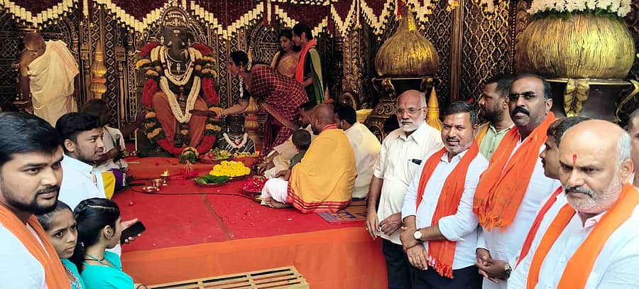 ಹಾಸನದ ಪಾಂಚಜನ್ಯ ಹಿಂದೂ ಗಣಪತಿ ಸಮಿತಿ ಪ್ರತಿಷ್ಠಾಪಿಸಿರುವ ಗಣೇಶನಿಗೆ ಪೂಜೆ ನೆರವೇರಿಸಲಾಯಿತು