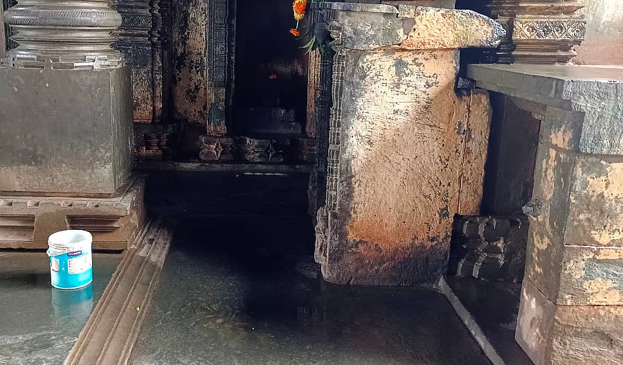 ಆನವಟ್ಟಿಯ ಕೋಟಿಪುರದ ಕೈಟಬೇಶ್ವರ ದೇಗುಲದ ಒಳಗೆ ನೀರು ನಿಂತಿರುವುದು