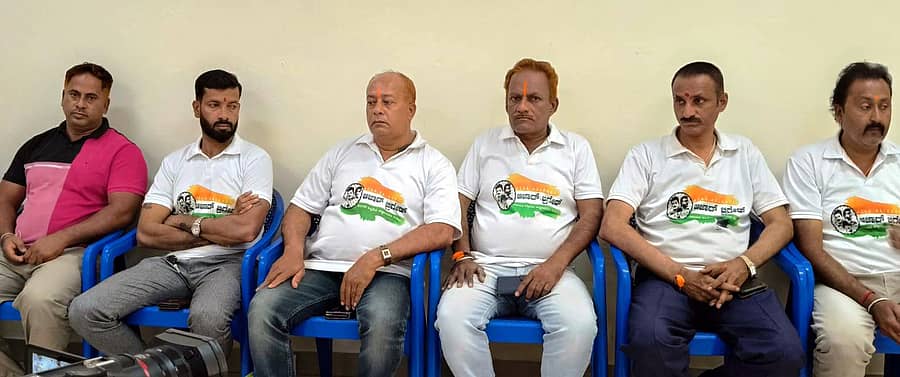 ಚನ್ನಪಟ್ಟಣದ ಪ್ರವಾಸಿ ಮಂದಿರದಲ್ಲಿ ಗುರುವಾರ ನಡೆದ ಪತ್ರಿಕಾಗೋಷ್ಠಿಯಲ್ಲಿ ಆಜಾದ್ ಬ್ರಿಗೇಡ್ ಸಂಘಟನೆಯ ರಾಜ್ಯ ಘಟಕದ ಅಧ್ಯಕ್ಷ ಗಜೇಂದ್ರ ಸಿಂಗ್ ಮಾತನಾಡಿದರು. ಪದಾಧಿಕಾರಿಗಳಾದ ರಘು ಮಂಗಳವಾರಪೇಟೆ, ಎಂ.ಪಿ. ಆನಂದ್ ಕುಮಾರ್, ಶ್ರೀಹರಿ, ವಡ್ಡರಹಳ್ಳಿ ಹನುಮಂತು ಹಾಗೂ ಇತರು ಇದ್ದಾರೆ