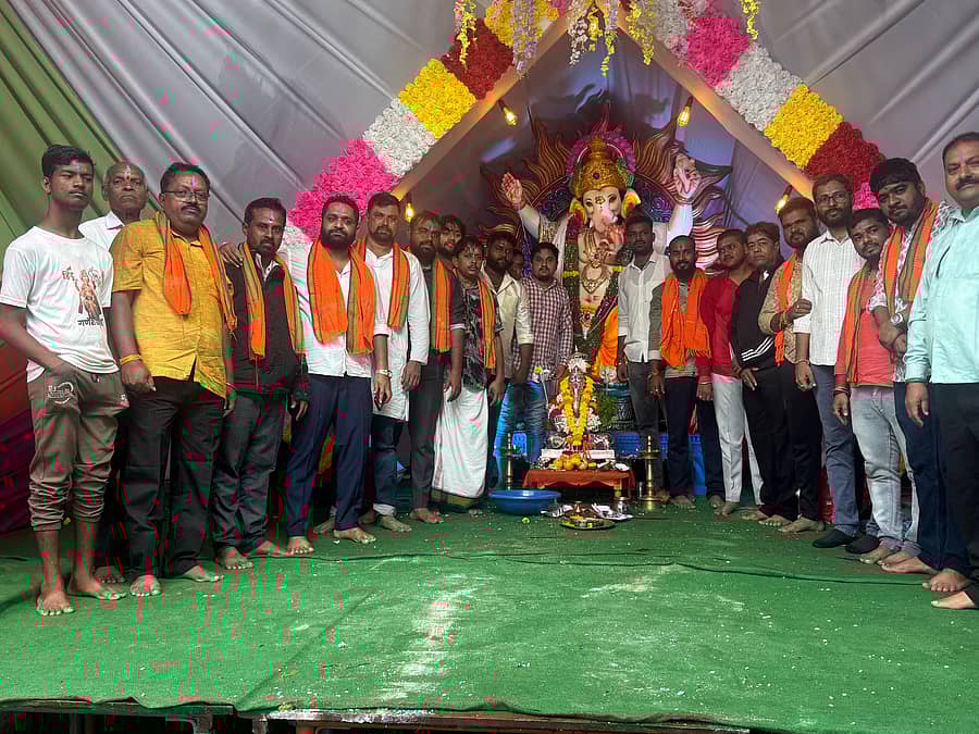ಚಿಟಗುಪ್ಪ ಪಟ್ಟಣದಲ್ಲಿ ಬೃಹತ್ ಗಣೇಶ ಮೂರ್ತಿ ಜೊತೆಗೆ ಬೆಳ್ಳಿ ಗಣಪತಿ ಪ್ರತಿಷ್ಠಾಪನೆ ಮಾಡಿರುವುದು