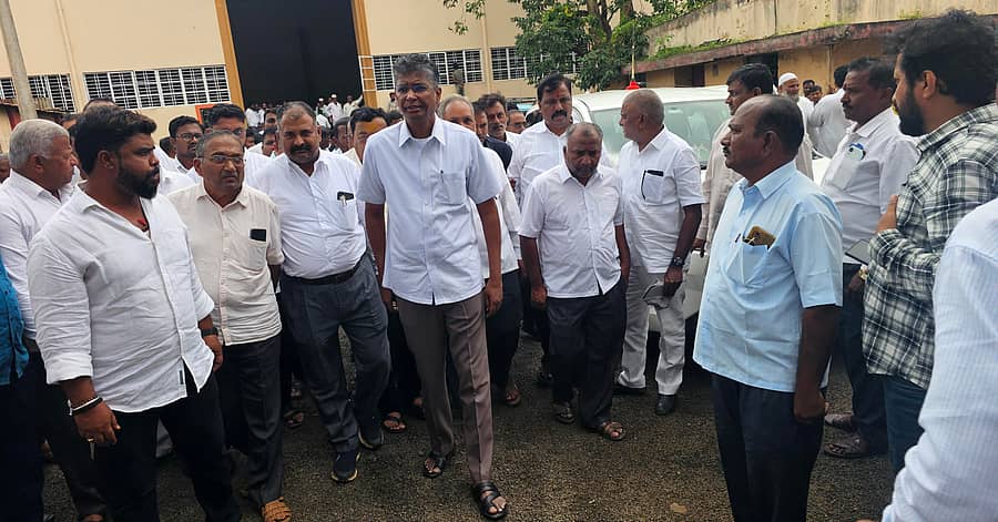 ಹುಕ್ಕೇರಿ ಗ್ರಾಮೀಣ ವಿದ್ಯುತ್ ಸಹಕಾರಿ ಸಂಘಕ್ಕೆ ಗುರುವಾರ ಜಿಲ್ಲಾ ಉಸ್ತುವಾರಿ ಸಚಿವ ಸತೀಶ್ ಜಾರಕಿಹೊಳಿ ಭೇಟಿ ನೀಡಿದಾಗ ಜನರ ಕುಂದು ಕೊರತೆ ಆಲಿಸಿದರು.