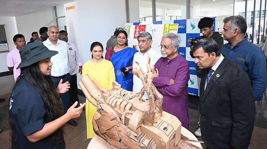 ಶಿಬಿರದಲ್ಲಿ ಪ್ರದರ್ಶಿಸಿರುವ ಕಟ್ಟಿಗೆಯ ಕಲಾಕೃತಿಯ ಬಗ್ಗೆ ಕಲಾವಿದರೊಬ್ಬರು ವಿವರಿಸಿದರು. ಪ.ಸ. ಕುಮಾರ್, ಕೆ.ಸಿ. ರಾಮಮೂರ್ತಿ ಉಪಸ್ಥಿತರಿದ್ದರು