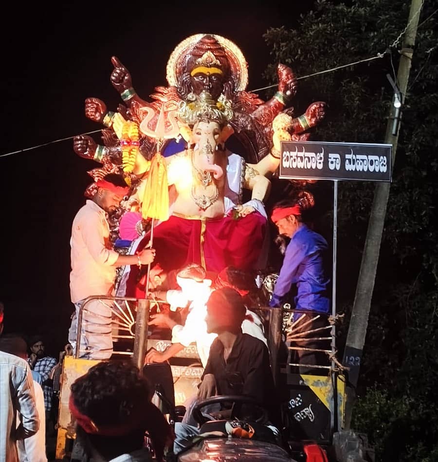 ಶಿಗ್ಗಾವಿ ತಾಲ್ಲೂಕಿನ ಬಸವನಾಳ ಗ್ರಾಮದಲ್ಲಿ ಗಣೇಶ ಹಬ್ಬದ ಅಂಗವಾಗಿ ಬುಧವಾರ ಗಣೇಶ ಮೂರ್ತಿಯನ್ನು ಸಾರ್ವಜನಿಕ ಮೆರವಣಿಗೆ ನಡೆಸಿ ಪ್ರತಿಷ್ಠಾಪಿಸಲಾಯಿತು