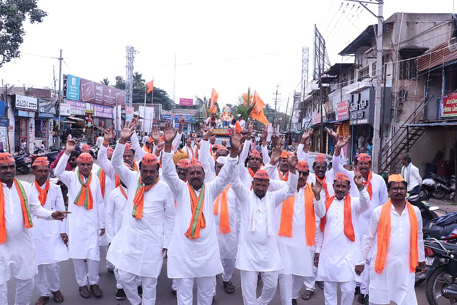 ಬಾಗಲಕೋಟೆಯಲ್ಲಿ ಬುಧವಾರ ಗಣೇಶ ಮೂರ್ತಿಯನ್ನು ಪ್ರತಿಷ್ಠಾಪನೆಗೆ ಸಂಭ್ರಮದಿಂದ ತೆಗೆದುಕೊಂಡು ಹೋಗಲಾಯಿತು