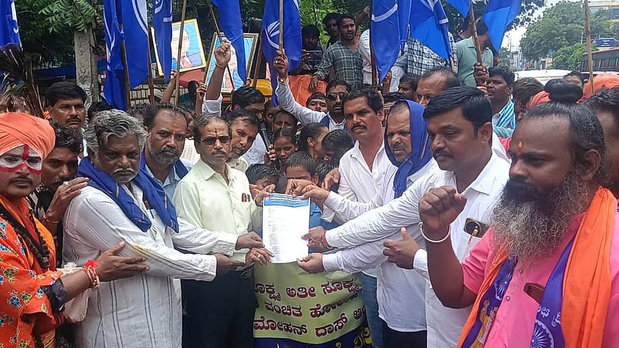 ಪ್ರತ್ಯೇಕ ಶೇ 1ರ ಒಳಮೀಸಲಾತಿಗೆ ಆಗ್ರಹಿಸಿ ಗುರುವಾರ ಹೊಸಪೇಟೆಯಲ್ಲಿ ಅಲೆಮಾರಿ ಸಮುದಾಯದವರಿಂದ ಪ್ರತಿಭಟನೆ ನಡೆದು ಜಿಲ್ಲಾಢಳಿತಕ್ಕೆ ಮನವಿ ಸಲ್ಲಿಸಲಾಯಿತು  –ಪ್ರಜಾವಾಣಿ ಚಿತ್ರ