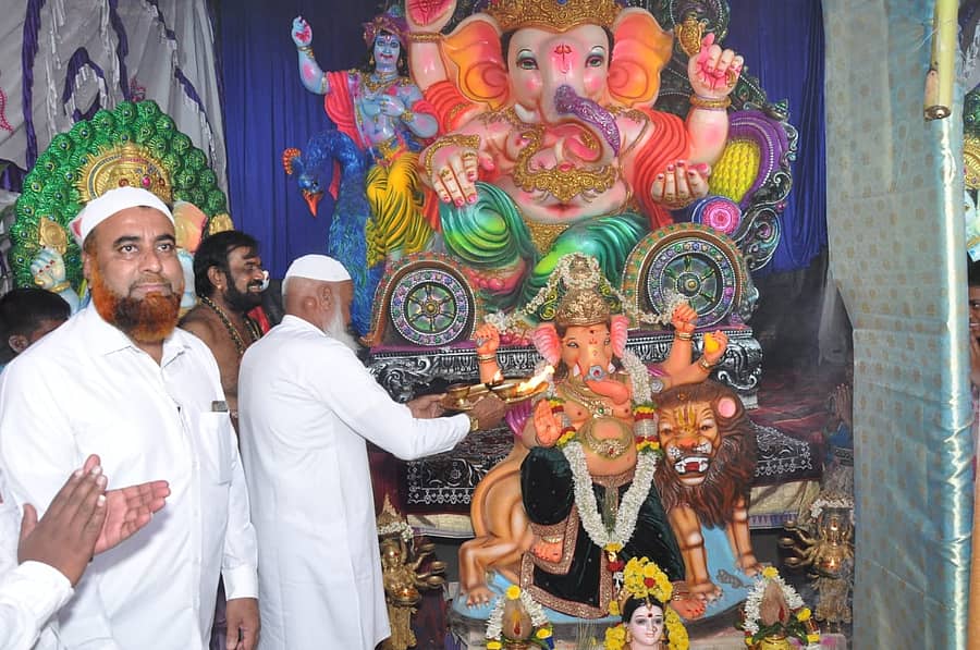 ಕೊಳ್ಳೇಗಾಲದ ರಾಮಮಂದಿರ ಮುಂಭಾಗ ಪ್ರತಿಷ್ಠಾಪಿಸಿರುವ ಗಣಪತಿಗೆ ಗುರುವಾರ ಮುಸ್ಲಿಂ ಮುಖಂಡರು ಪೂಜೆ ಸಲ್ಲಿಸಿ ಮಂಗಳಾರತಿ ಬೆಳಗಿದರು