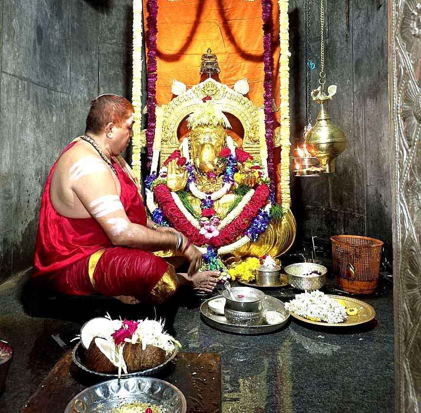 ಕುಂದಾಪುರ ಸಮೀಪದ ಹಟ್ಟಿಯಂಗಡಿ ಶ್ರೀಸಿದ್ಧಿವಿನಾಯಕ ದೇವಸ್ಥಾನದಲ್ಲಿ ದೇವರಿಗೆ ವಿಶೇಷ ಪುಷ್ಪಾಲಂಕಾರ ಮಾಡಲಾಗಿತ್ತು