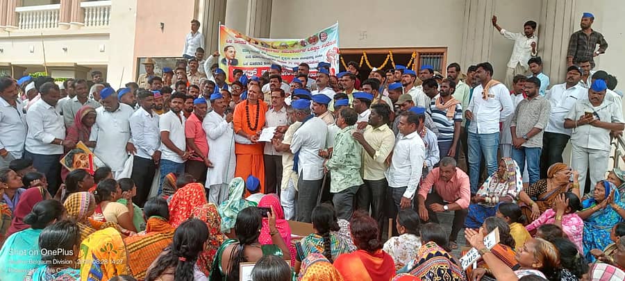 ಮುಧೋಳದಲ್ಲಿ  ರಾಜ್ಯ ಸರ್ಕಾರ ನಾಗಮೋಹನ ದಾಸ ವರದಿ ಯಥಾವತ್ತಾಗಿ ಜಾರಿ ಮಾಡಬೇಕು ಎಂದು ಆಗ್ರಹಿಸಿ ಉಪತಹಶೀಲ್ದಾರ್‌ಗೆ ಮನವಿ ಸಲ್ಲಿಸಲಾಯಿತು  