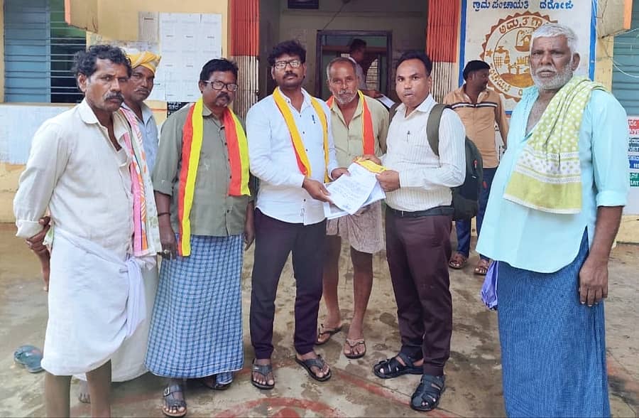 ಸಂಡೂರು ತಾಲ್ಲೂಕಿನ ಹೊಸದರೋಜಿ ಗ್ರಾಮದಲ್ಲಿ ಕುಡಿಯುವ ನೀರಿನ, ಇತರ ಸಮಸ್ಯೆಗಳನ್ನು ನಿವಾರಿಸುವಂತೆ ಒತ್ತಾಯಿಸಿ ಕರವೇ ಮುಖಂಡರು ಪಿಡಿಒ ಫಕ್ಕಿರಪ್ಪ ಅವರಿಗೆ ಗುರುವಾರ ಮನವಿ ಸಲ್ಲಿಸಿದರು