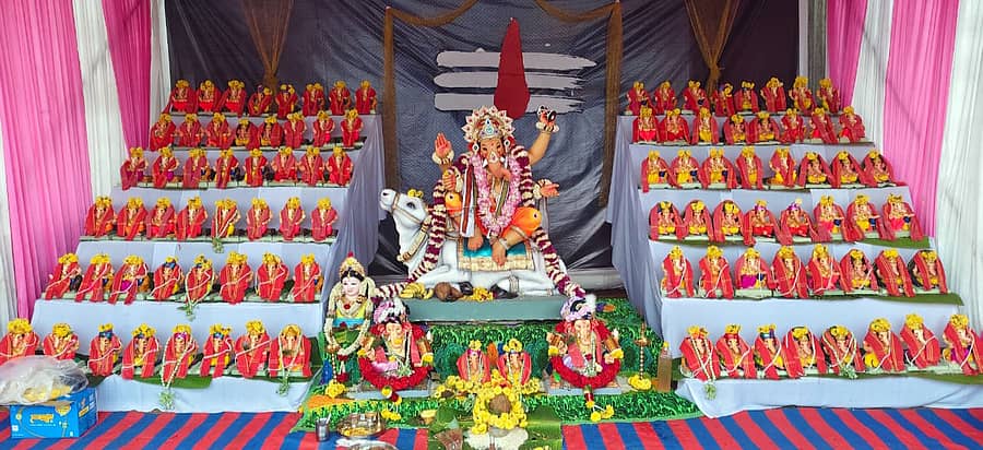ಶ್ರೀರಂಗಪಟ್ಟಣ ತಾಲ್ಲೂಕಿನ ಕೊಡಿಯಾಲ ಗ್ರಾಮದ ಶನೇಶ್ವರಸ್ವಾಮಿ ದೇವಾಲಯ ಸಮೀಪ, ಗಣೇಶೋತ್ಸವದ ನಿಮಿತ್ತ ಲೆಜೆಂಡ್ಸ್‌ ಕೊಡಿಯಾಲ ಯುವಕರ ತಂಡ 101 ಗಣೇಶ ಮೂರ್ತಿಗಳನ್ನು ಪ್ರತಿಷ್ಠಾಪಿಸಿದೆ