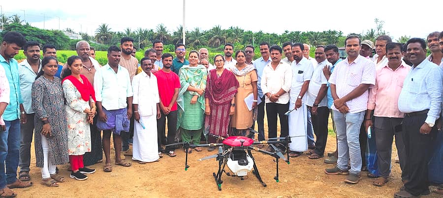 ಕಡೂರು ತಾಲ್ಲೂಕಿನ ಸರಸ್ವತಿಪುರ ಗೇಟ್ ಬಳಿಯ ರಾಗಿ ಹೊಲದಲ್ಲಿ ಕೃಷಿ ಇಲಾಖೆಯಿಂದ ಪ್ರಾತ್ಯಕ್ಷಿಕೆಯ ಮೂಲಕ ನ್ಯಾನೋ ಯೂರಿಯಾ ಮತ್ತು ಡಿಎಪಿ ಬಳಕೆಯ ಬಗ್ಗೆ  ರೈತರಿಗೆ ಅರಿವು ಮೂಡಿಸಲಾಯಿತು