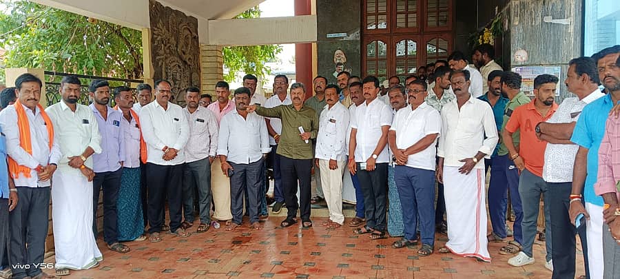 ಹೊನ್ನಾಳಿಯಲ್ಲಿ ಎಂ.ಪಿ.ರೇಣುಕಾಚಾರ್ಯ ಅವರು ಧರ್ಮಸ್ಥಳ ಚಲೊ ಕುರಿತು ಕಾರ್ಯಕರ್ತರ ಜತೆ ಮಾತನಾಡಿದರು