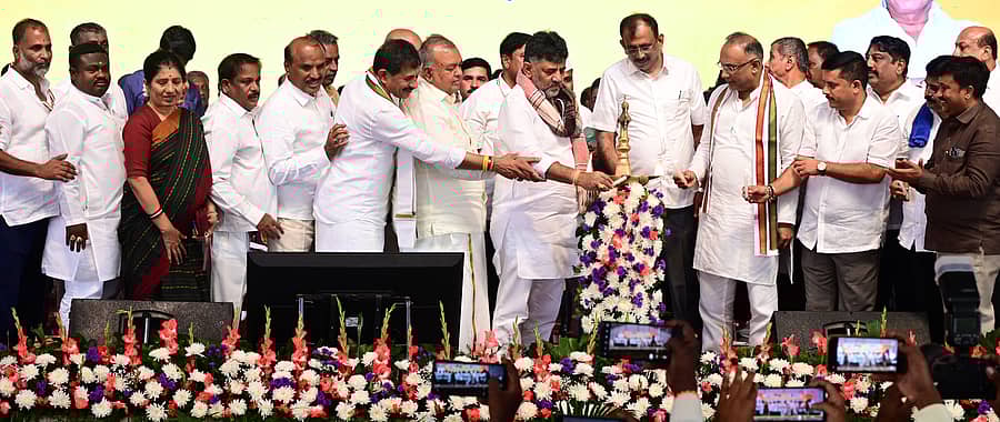 ಮಾಗಡಿಯ ಕೋಟೆ ಮೈದಾನದಲ್ಲಿ ಶುಕ್ರವಾರ ನಡೆದ ವಿವಿಧ ಇಲಾಖೆಗಳ ಅಭಿವೃದ್ಧಿ ಕಾಮಗಾರಿಗಳಿಗೆ ಶಂಕುಸ್ಥಾಪನೆ ಹಾಗೂ ಉದ್ಘಾಟನೆ ಕಾರ್ಯಕ್ರಮವನ್ನು ಉಪ ಮುಖ್ಯಮಂತ್ರಿ ಡಿ.ಕೆ. ಶಿವಕುಮಾರ್ ಉದ್ಘಾಟಿಸಿದರು. ಸಚಿವರಾದ ರಾಮಲಿಂಗಾ ರೆಡ್ಡಿ, ದಿನೇಶ್ ಗುಂಡೂರಾವ್, ಶಾಸಕ ಎಚ್.ಸಿ. ಬಾಲಕೃಷ್ಣ, ವಿಧಾನ ಪರಿಷತ್ ಸದಸ್ಯ ಎಸ್. ರವಿ ಹಾಗೂ ಇತರರು ಇದ್ದಾರೆ