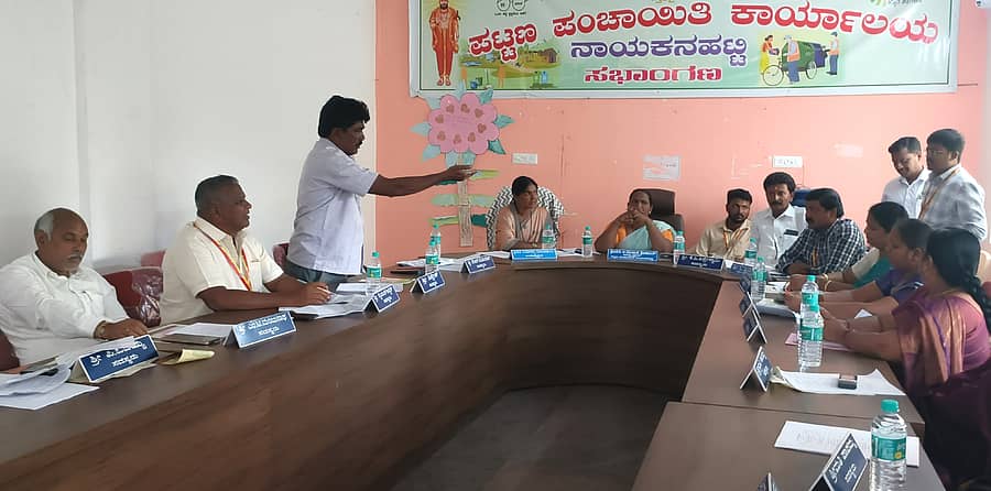 ನಾಯಕನಹಟ್ಟಿ ಪಟ್ಟಣ ಪಂಚಾಯಿತಿ ಸಭಾಂಗಣದಲ್ಲಿ ಶುಕ್ರವಾರ ನಡೆದ ಸಾಮಾನ್ಯ ಸಭೆಯಲ್ಲಿ ಸದಸ್ಯ ತಿಪ್ಪೇಶ್ ಮಾತನಾಡಿದರು