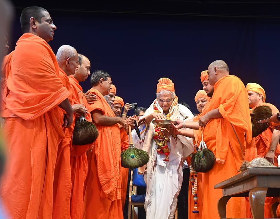 ಧರ್ಮಾಧಿಕಾರಿ ವೀರೇಂದ್ರ ಹೆಗ್ಗಡೆ ಅವರನ್ನು ಧರ್ಮಸಂರಕ್ಷಣಾ ಸಮಾವೇಶದಲ್ಲಿ ಭಟ್ಟಾರಕರು ಗೌರವಿಸಿದರು
