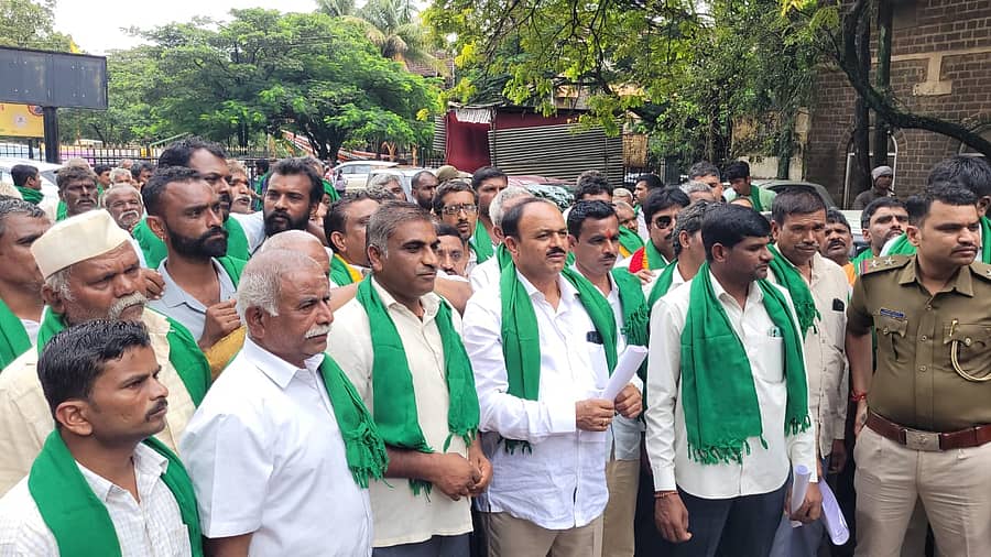 <div class="paragraphs"><p>ಬೆಳಗಾವಿ ಜಿಲ್ಲಾಧಿಕಾರಿ ಕಚೇರಿ ಆವರಣದಲ್ಲಿ ಬೈಲಹೊಂಗಲ ತಾಲ್ಲೂಕಿನ ಹಣ್ಣಿಕೇರಿಯ ರೈತರು ಪ್ರತಿಭಟನೆ ನಡೆಸಿದರು</p></div>
