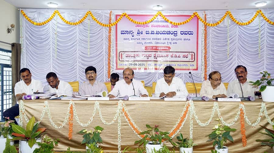 ಶಿರಾ ತಾ.ಪಂ ಸಭಾಂಗಣದಲ್ಲಿ ಶುಕ್ರವಾರ ನಡೆದ ತ್ರೈಮಾಸಿಕ ಪ್ರಗತಿ ಪರಿಶೀಲನಾ ಸಭೆಯಲ್ಲಿ ಶಾಸಕ ಟಿ.ಬಿ.ಜಯಚಂದ್ರ ಮಾತನಾಡಿದರು. ನಗರಸಭೆ ಪೌರಾಯುಕ್ತ ರುದ್ರೇಶ್, ಅಧ್ಯಕ್ಷ ಜೀಷಾನ್ ಮಹಮೂದ್, ತಾ.ಪಂ ಇಒ ಹರೀಶ್, ತಹಶೀಲ್ದಾರ್ ಆನಂದಕುಮಾರ್, ಗ್ಯಾರಂಟಿ ಅನುಷ್ಠಾನ ಸಮಿತಿ ಅಧ್ಯಕ್ಷ ಗುಳಿಗೇನಹಳ್ಳಿ ನಾಗರಾಜು ಇದ್ದರು 