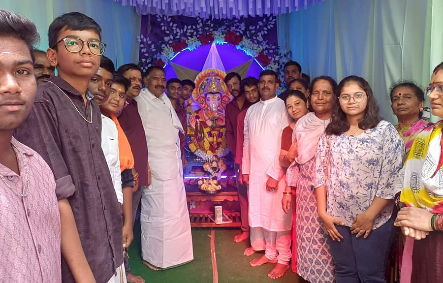 ಅರಸೀಕೆರೆ ನಗರದ ಕುಂಬಾರ ಬೀದಿ ಶ್ರೀ ವಿದ್ಯಾ ಗಣಪತಿ ಗೆಳೆಯರ ಬಳಗದಿಂದ ನಡೆದ 13ನೇ ವರ್ಷದ ಅದ್ದೂರಿ ಗಣೇಶ ಮಹೋತ್ಸವದಲ್ಲಿ ಶಾಸಕ ಕೆ.ಎಂ. ಶಿವಲಿಂಗೇಗೌಡ, ನಗರಸಭಾ ಅಧ್ಯಕ್ಷರಾದ ಸಮೀವುಲ್ಲಾ , ಉಪಾಧ್ಯಕ್ಷ ಮನೋಹರ್ ಮೇಸ್ತ್ರೀ, ಸದಸ್ಯರಾದ ಶುಭ ಮನೋಜ್ ಕುಮಾರ್ ಇತರರು ಇದ್ದಾರೆ