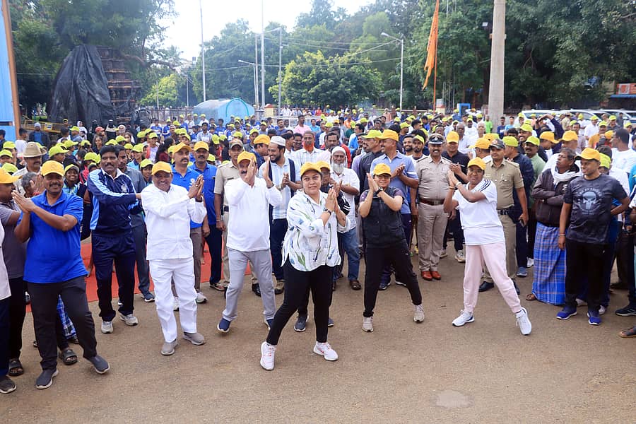 ಹಾಕಿ ಮಾಂತ್ರಿಕ ಮೇಜರ್ ಧ್ಯಾನ್‍ಚಂದ್ ಜನ್ಮದಿನ ಹಾಗೂ ರಾಷ್ಟ್ರೀಯ ಕ್ರೀಡಾ ದಿನಾಚರಣೆ ಅಂಗವಾಗಿ ನಗರದಲ್ಲಿ ಶುಕ್ರವಾರ ಆಯೋಜಿಸಿದ್ದ ಮ್ಯಾರಥಾನ್ ಹಾಗೂ ಹಗ್ಗ-ಜಗ್ಗಾಟ ಸ್ಪರ್ಧಾ ಕಾರ್ಯಕ್ರಮದಲ್ಲಿ ಅಧಿಕಾರಿಗಳು ಹಾಗೂ ಜನಪ್ರತಿನಿಧಿಗಳು ನೃತ್ಯ ಯೋಗ ಪ್ರದರ್ಶಿಸಿದರು