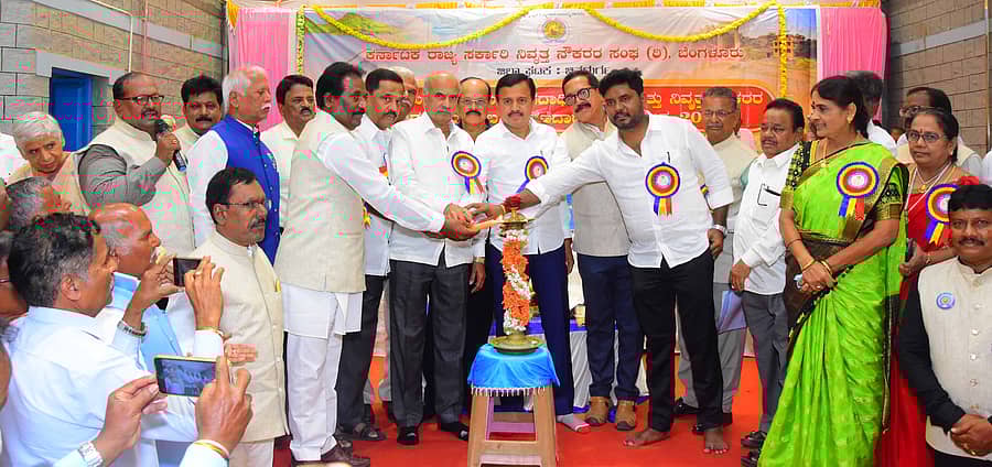 ಚಿತ್ರದುರ್ಗದಲ್ಲಿ ನಡೆದ ವಿಭಾಗ ಮಟ್ಟದ ಪದಾಧಿಕಾರಿಗಳ ಮತ್ತು ನಿವೃತ್ತ ನೌಕರರ ಹಾಗೂ ಕುಟುಂಬ ಪಿಂಚಿಣಿದಾರರ ಸಮಾವೇಶವನ್ನು ಸಿ.ಎಸ್‌.ಷಡಾಕ್ಷರಿ ಉದ್ಘಾಟಿಸಿದರು