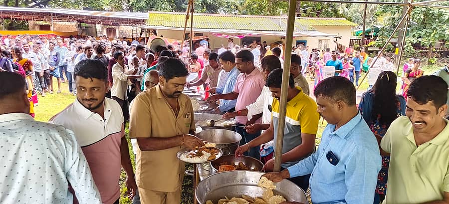 ಭಟ್ಕಳದ ಪೊಲೀಸ್‌ ಗಣಪತಿ ಸಾರ್ವಜನಿಕ ಗಣಪತಿ ಅನ್ನಸಂತರ್ಪಣೆ ಕಾರ್ಯಕ್ರಮದಲ್ಲಿ ಜನರು ಭಾಗವಹಿಸಿ ದೇವರ ಪ್ರಸಾದ ಸ್ವೀಕರಿಸಿದರು.