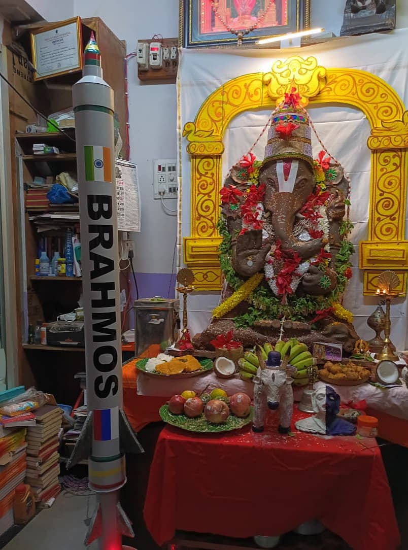 ನರಗುಂದ ತಾಲ್ಲೂಕಿನ ಶಿರೋಳದಲ್ಲಿ ಡಾ.ವೀರಣ್ಣ ಬ್ಯಾಳಿ ತಮ್ಮ ಆಸ್ಪತ್ರೆಯಲ್ಲಿ ನಿರ್ಮಿಸಿದ ತಿರುಪತಿ ವೆಂಕಟೇಶ್ವರನ ಮಾದರಿಯ ಪರಿಸರ ಸ್ನೇಹಿ ಗಣಪತಿ