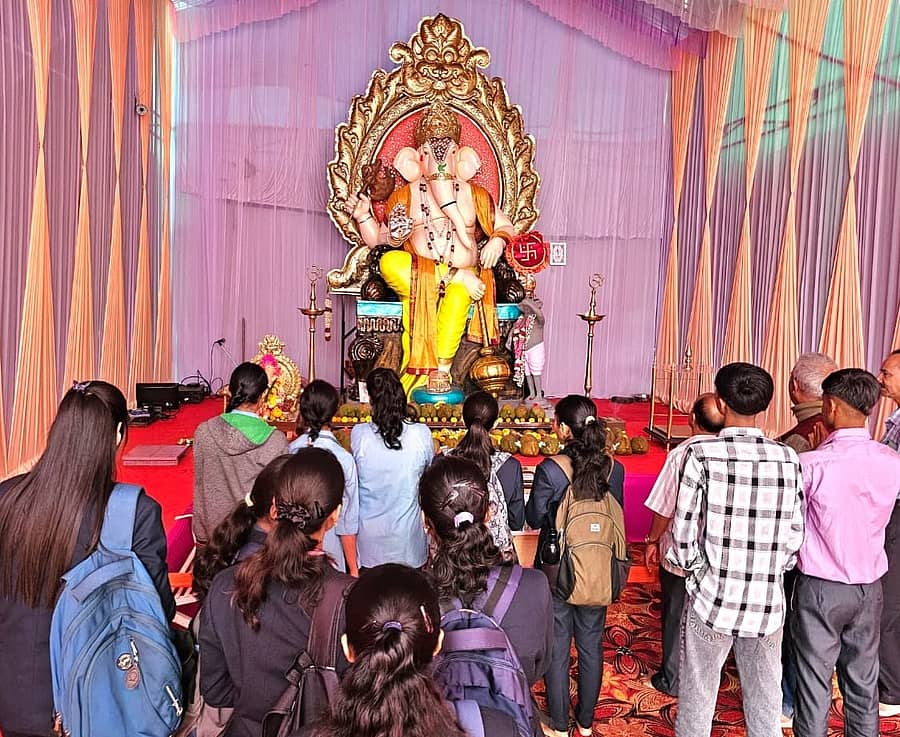 ಬೆಳಗಾವಿಯ ಟಿಳಕವಾಡಿಯ ಆರ್‌ಪಿಡಿ ಕ್ರಾಸ್‌ನ ಮಂಟಪದಲ್ಲಿ ಭಕ್ತರು ಗಣಪನ ದರ್ಶನ ಪಡೆದರು 
ಪ್ರಜಾವಾಣಿ ಚಿತ್ರ: ಏಕನಾಥ ಅಗಸಿಮನಿ