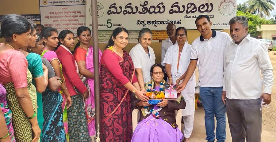 ಮಂಡ್ಯ ವೈದ್ಯಕೀಯ ವಿಜ್ಞಾನಗಳ ಸಂಸ್ಥೆಯ ಸ್ತ್ರೀರೋಗ ವಿಭಾಗದ ‘ಮಮತೆಯ ಮಡಿಲು’ ಅಂಗಳದಲ್ಲಿ ಪರಿಸರ ರೂರಲ್ ಡೆವಲಪ್ಮೆಂಟ್ ಸೊಸೈಟಿ ವತಿಯಿಂದ ರಾಷ್ಟ್ರೀಯ ಕ್ರೀಡಾ ದಿನದ ಅಂಗವಾಗಿ ಶುಕ್ರವಾರ ಅಂತರರಾಷ್ಟ್ರೀಯ ಅಥ್ಲೆಟಿಕ್ ಕ್ರೀಡಾಪಟು ಪಾರ್ವತಿ ಕಾಂತರಾಜ್ ಅವರನ್ನು ಸನ್ಮಾನಿಸಲಾಯಿತು