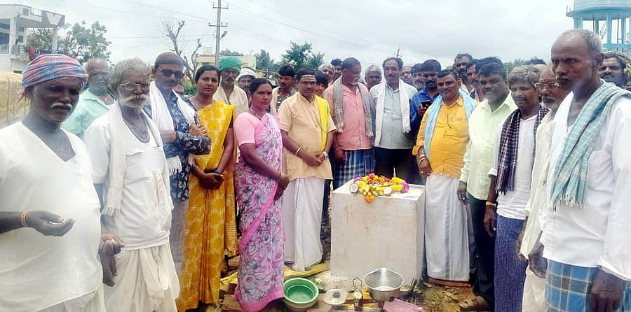 ಸವಣೂರು ತಾಲ್ಲೂಕಿನ ಚಿಲ್ಲೂರಬಡ್ನಿ ಗ್ರಾಮದಲ್ಲಿ ಗ್ರಾಮ ಪಂಚಾಯಿತಿ ಅಧ್ಯಕ್ಷೆ ಶಾರವ್ವ ಬಸಪ್ಪ ಹರಿಜನ ಗುರುವಾರ ವಾರದ ಸಂತೆಗೆ ಚಾಲನೆ ನೀಡಿದರು