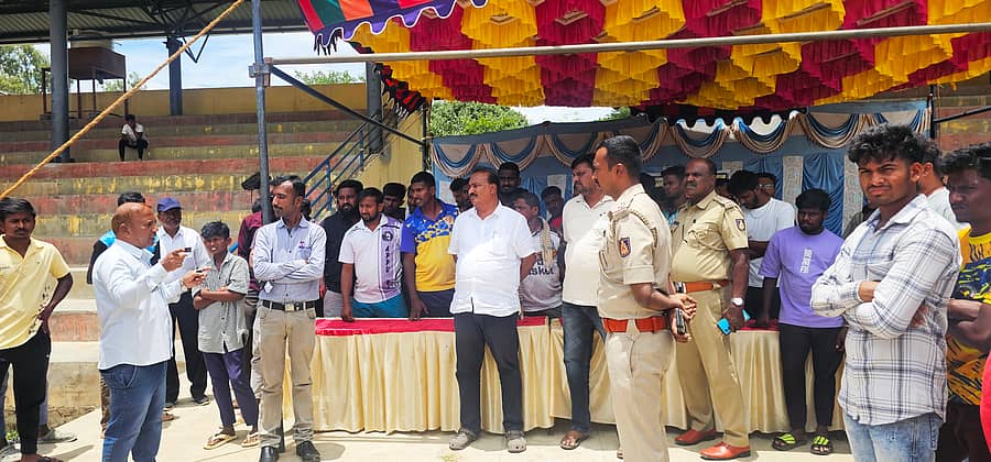 ಕೊರಟಗೆರೆಯಲ್ಲಿ ದಸರಾ ಕ್ರೀಡಾಕೂಟ ಆಯೋಜಕರು ಹಾಗೂ ತಾಲ್ಲೂಕು ದೈಹಿಕ ಶಿಕ್ಷಣ ಅಧಿಕಾರಿಗಳ ನಡುವೆ ವಾಗ್ವಾದ ನಡೆಯಿತು
