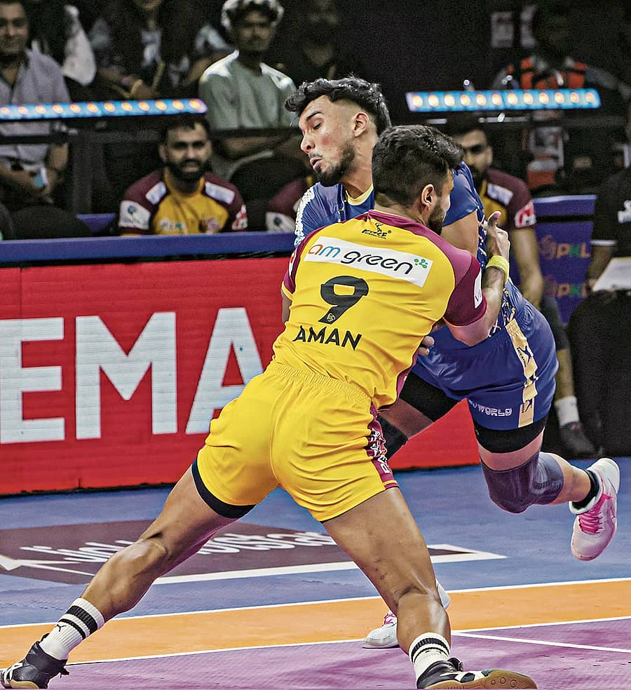 ಪ್ರೊ ಕಬಡ್ಡಿ ಟೂರ್ನಿಯಲ್ಲಿ ಶುಕ್ರವಾರ ನಡೆದ ಮೊದಲ ಪಂದ್ಯದಲ್ಲಿ ತಮಿಳ್ ತಲೈವಾಸ್ ತಂಡದ ಅರ್ಜುನ್ ದೇಸ್ವಾಲ್ (ನೀಲಿ ಪೋಷಾಕು) ಅವರನ್ನು ಹಿಡಿಯಲು ಯತ್ನಿಸಿದ ತೆಲುಗು ಟೈಟನ್ಸ್‌ ಆಟಗಾರ 