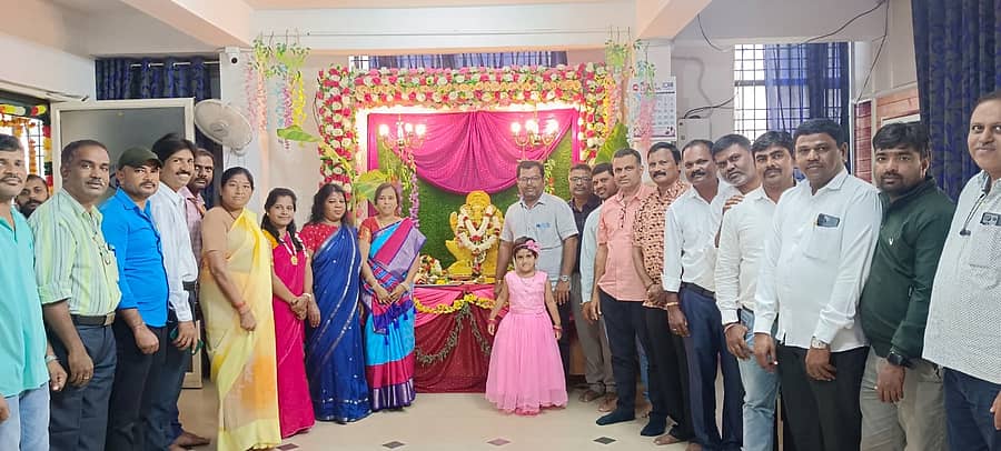 ದಾವಣಗೆರೆಯ ಜಿಲ್ಲಾ ವರದಿಗಾರರ ಕೂಟದಲ್ಲಿ ಪ್ರತಿಷ್ಠಾಪಿಸಿರುವ ಗಣೇಶ ಮೂರ್ತಿಯ ದರ್ಶನ ಪಡೆದ ಮಹಾನಗರ ಪಾಲಿಕೆ ಆಯುಕ್ತೆ ರೇಣುಕಾ ಅವರೊಂದಿಗೆ ಪತ್ರಕರ್ತರು