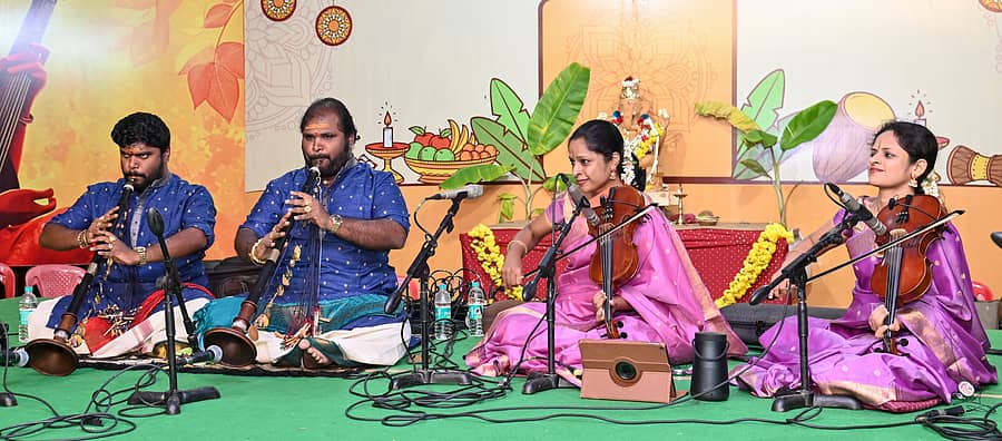 <div class="paragraphs"><p>ಮೈಸೂರಿನ ವಾಣಿವಿಲಾಸ ಮೊಹಲ್ಲಾದ 8ನೇ ಕ್ರಾಸ್ನಲ್ಲಿ ಶ್ರೀ ಪ್ರಸನ್ನ ವಿದ್ಯಾಗಣಪತಿ ಮಹೋತ್ಸವ ಚಾರಿಟಬಲ್ ಟ್ರಸ್ಟ್ (ಎಸ್ಪಿವಿಜಿಎಂಸಿ), ಪ್ರಜಾವಾಣಿ ಹಾಗೂ ಡೆಕ್ಕನ್ ಹೆರಾಲ್ಡ್ ಸಹಯೋಗದಲ್ಲಿ ಆಯೋಜಿಸಿರುವ 64ನೇ ‘ಪಾರಂಪರಿಕ ಸಂಗೀತೋತ್ಸವ’ದಲ್ಲಿ ಶುಕ್ರವಾರ</p></div>