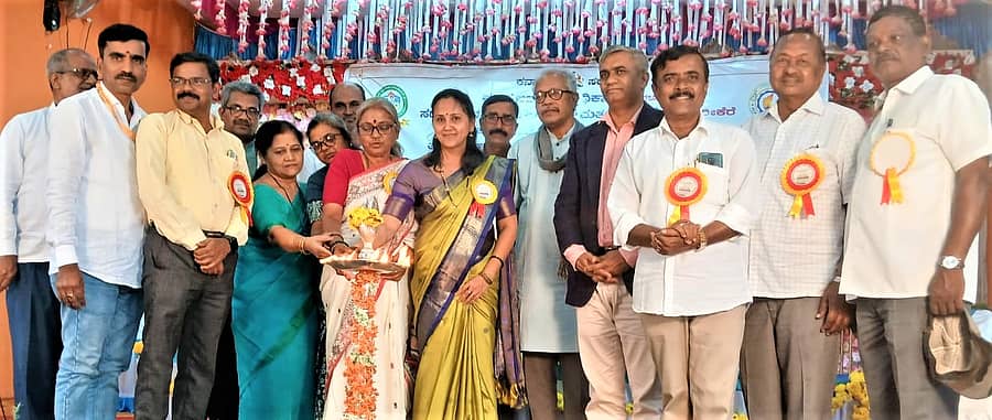 <div class="paragraphs"><p>ತರೀಕೆರೆ ತಾಲ್ಲೂಕಿನ ರಂಗೇನಹಳ್ಳಿ ಗ್ರಾಮದ ಶ್ರೀಅಂಬಾಭವಾನಿ ಸಮುದಾಯ ಭವನದಲ್ಲಿ ಕನ್ನಡ ಅಭಿವೃದ್ಧಿ ಪ್ರಾಧಿಕಾರ ಬೆಂಗಳೂರು, ಸದ್ಗುರು ಜನಸೇವಾ ಫೌಂಡೇಷನ್ ತರೀಕೆರೆ, ಅರಿವು ವೇದಿಕೆ ತರೀಕೆರೆ, ಕಸಾಪ ಜಿಲ್ಲಾ ಮತ್ತು ತಾಲ್ಲೂಕು ಘಟಕದ ಆಶ್ರಯದಲ್ಲಿ ಹಮ್ಮಿಕೊಳ್ಳಲಾಗಿದ್ದ </p></div>