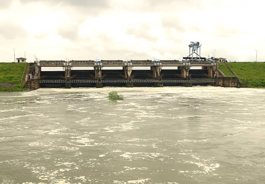 ಕಾರಂಜಾ ಜಲಾಶಯದಿಂದ ಶುಕ್ರವಾರವೂ ನದಿಗೆ ನೀರು ಹರಿಸಲಾಯಿತು